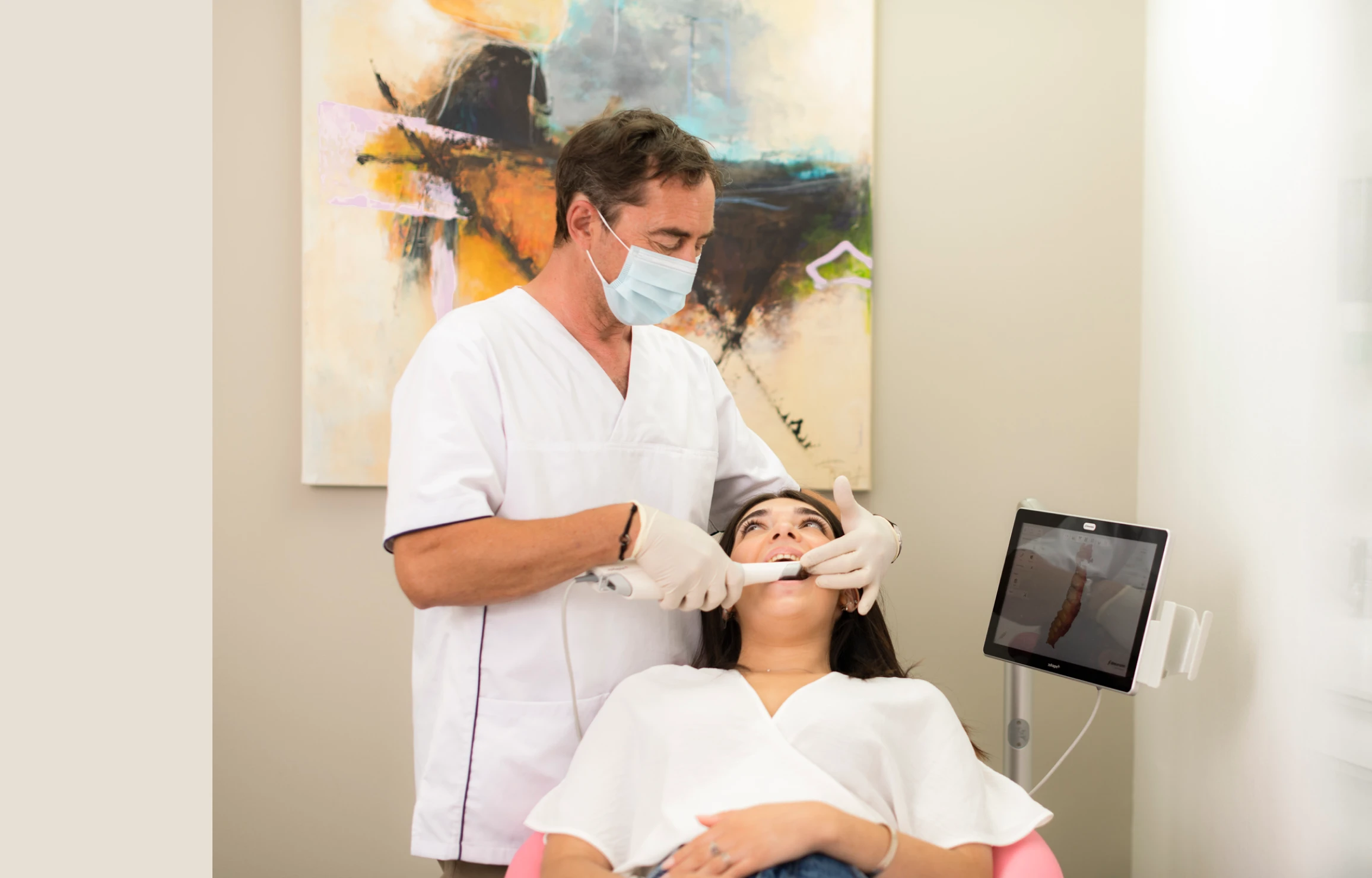 Le Docteur Baur réalisant une empreinte numérique dentaire sur une patiente au cabinet d'orthodontie de Truchtersheim